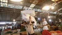 Buruh panggul bekerja ekstra keras di pasar induk ini. Menurut para pedagang, biaya distribusi sayuran dari Pasar Induk Kramat Jati, Jakarta Timur ke berbagai kawasan di Ibu Kota Jakarta bakal naik menyusul kenaikan harga BBM.