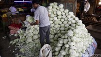 Salah satu lapak pedagang sayur di Pasar Induk Kramat Jati, Jakarta Timur, Selasa (06/09/2022).