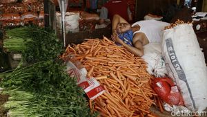 Suasana Terkini di Pasar Induk Kramat Jati Usai Harga BBM Dinaikkan
