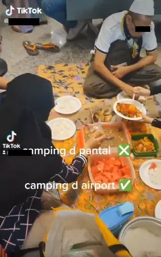 Heboh Keluarga Piknik di Bandara, Gelar Tikar dan Bekal Makanan di Lantai!