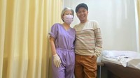 Ayooo tuh perut pasti bisa bersama dokter @cissienugraha, tinggal beberapa langkah lagi nih, terima kasih ya dok, buat aku makin sehat kayak gini, tulis Indra Bekti dalam salah satu unggahan foto di instagram pribadinya @indrabekti. (Foto: Instagram @indrabekti)