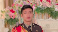 Ipda Dendi selama bertugas di Sulawesi Selatan mengaku sangat terkesan dengan sikap kekeluargaan masyarakatnya yang sangat tinggi.  Walaupun jauh dari keluarga,  dia mengaku tetap merasa nyaman dan banyak mendapatkan keluarga baru. (Foto: Pool).