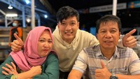 Ipda Dendi saat bersama ayah dan ibunya di Palembang, Sumatera Selatan. Dia mengaku hendak menjalankan tugas sebaik-baiknya sebagai polisi, terutama menghilangkan kesan polisi itu galak bagi sebagian besar di masyarakat.