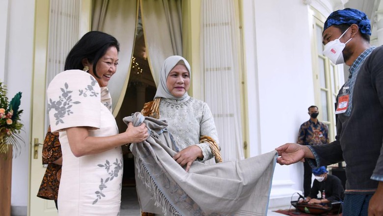 Iriana beri kenang-kenangan tenun Badui ke istri Presiden Filipina Iriana beri kenang-kenangan tenun Badui ke istri Presiden Filipina