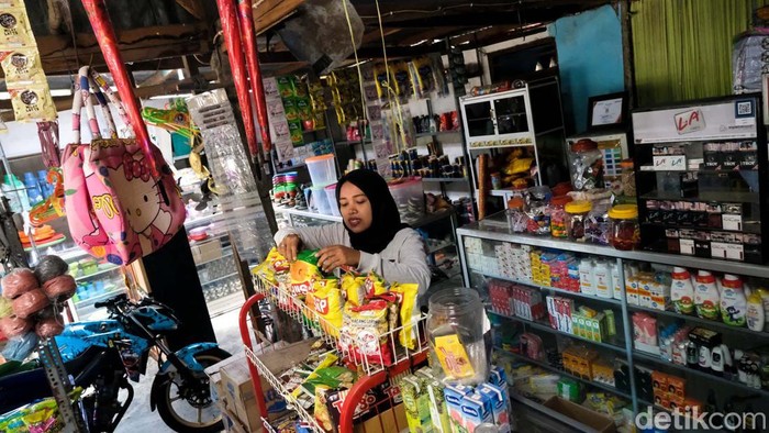 Agen bank memegang peranan penting di perbatasan RI-Timor Leste. Menjadi agen bank di perbatasan, Jumarni pun bisa membeli kapal untuk keperluan usaha.