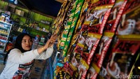 Jumarni merapihkan dagangannya saat ditemui tim tapalbatas detikcom. Ia tetap membuka usaha tokonya yang menjual berbagai macam barang mulai dari makanan hingga minuman.