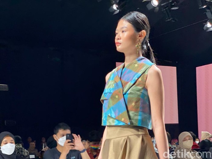 Jalinan Lungsi Pakan Cita Tenun Indonesia (CTI) di JF3 Fashion Festival 2022. Liliana Lim menampilkan busana dari tenun songket lungsi karya penenun Sambas.