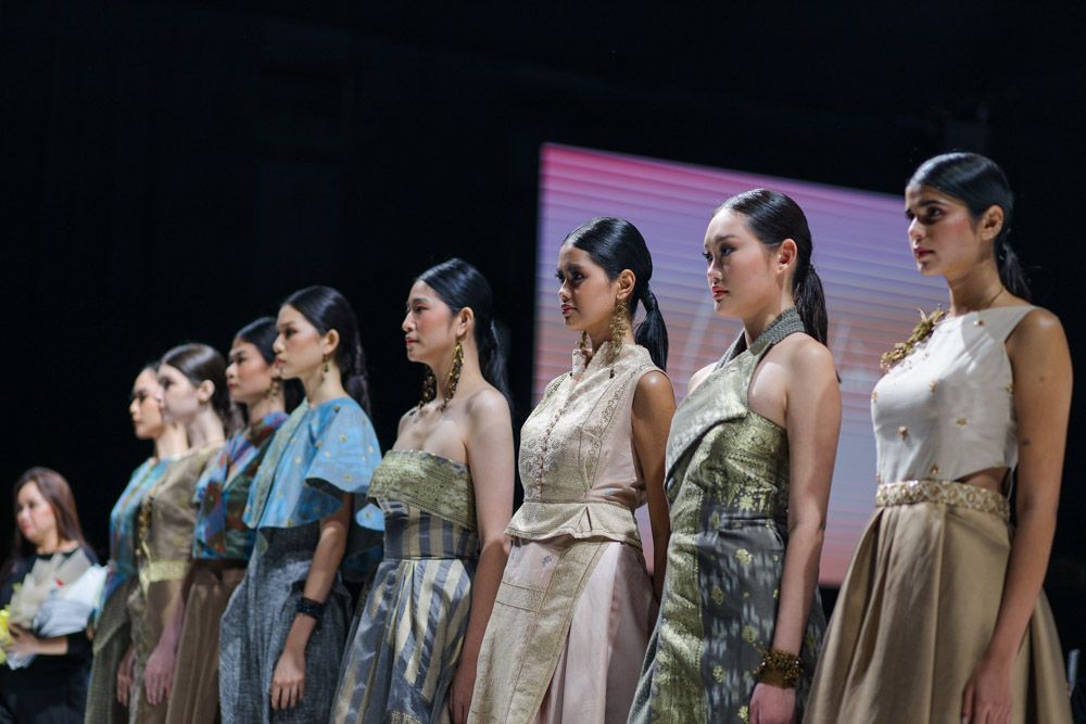 Jalinan Lungsi Pakan Cita Tenun Indonesia (CTI) di JF3 Fashion Festival 2022. Liliana Lim menampilkan busana dari tenun songket lungsi karya penenun Sambas.