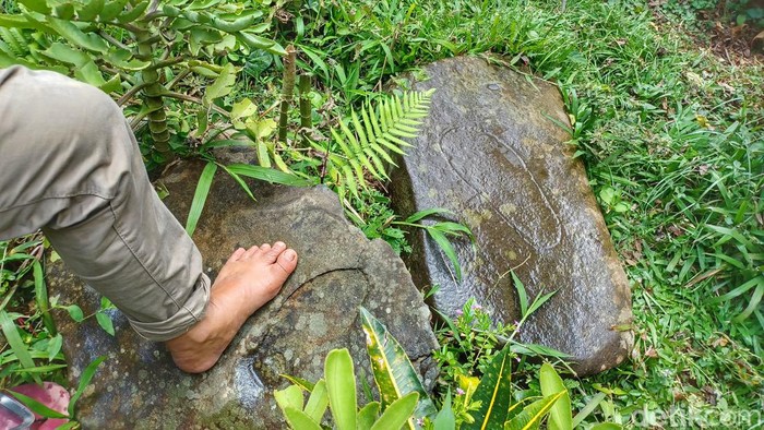 Jejak kaki di atas batu ditemukan warga Arjasari Bandung