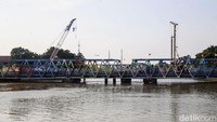 Alat berat telah dikerahkan untuk melakukan perbaikan Jembatan Cisadane di Jalan Merdeka, Kota Tangerang, Banten, Selasa (6/9/2022).