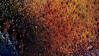 Ada yang bisa tebak? Foto makro ini merupakan karamel coklat yang dipanaskan. Tektur dan buih yang dihasilkan terlihat abstrak. Foto ini dijepret pada 5 Mei 2021.