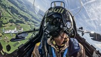 Philipp Haidbauer dari Austria mengendarai pesawat jet Red Bull AIRPOWER22. (Predrag Vuckovic/Red Bull Content Pool/Reuters)