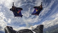 Tim Skydive Red Bull dan Dario Costa asal Italia berada di atas udara menggunakan pakaian terbang yang lengkap, Sabtu (3/9/2022). (Predrag Vuckovic/Red Bull Content Pool/Reuters)