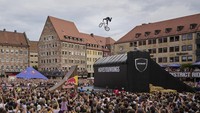 Emil Johansson melakukan aksinya di atas ribuan penonton saat raih kemenangan di Red Bull District Ride 2022 di Nuremberg, Jerman Sabtu (3/9/2022). (Christoph Laue/Red Bull Content Pool/Reuters)