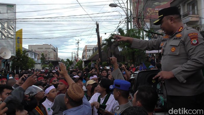 Kapolres Gorontalo Kota AKBP Ardi Rahananto saat menenangkan massa demo