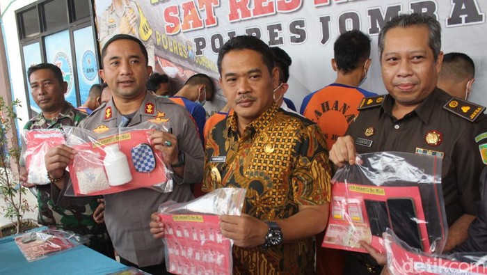Kapolres Jombang menunjukkan barang bukti narkoba yang diamankan