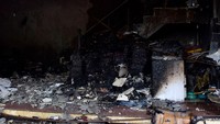 Kondisi bangunan yang hangus terbakar. Barang-barang terlihat hancur dan gosong. (Salman Ali/Getty Images)