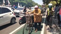 Massa buruh yang datang membuat petugas kepolisian turun untuk mengatur lalu lintas /Foto: Deny Prastyo Utomo/detikJatim