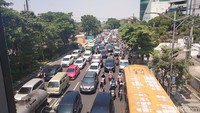 Suasanan kepadatan Jalan Ahamd Yani. Pengendara diimbau menghindari jalan protokol tersebut. Karena ada pergerakan massa buruh dan mahasiswa/Foto: Deny Prastyo Utomo/detikJatim