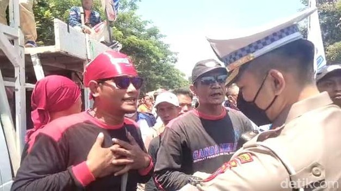 Kemacetan terpantau di jalanan protokol Surabaya saat demo buruh