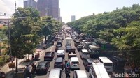 Kemacetan tampak di Jalan Ahmad Yani/Foto: Deny Prastyo Utomo/detikJatim