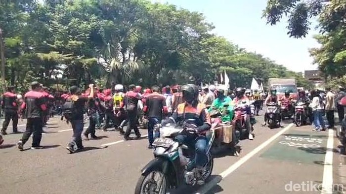 Kemacetan terpantau di jalanan protokol Surabaya saat demo buruh Kemacetan terpantau di jalanan protokol Surabaya saat demo buruh