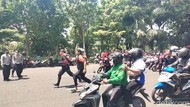 Massa Buruh Jatim Turun Jalan Demo Naiknya Harga BBM di Surabaya
