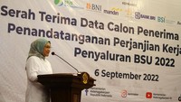 Menaker Ida Fauziyah memberikan sambutan.