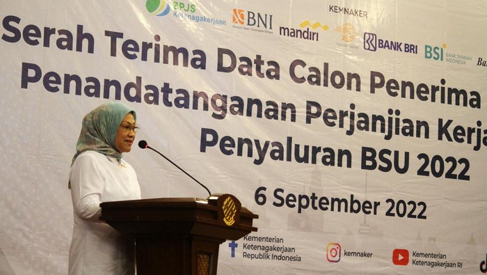 Menteri Ketenagakerjaan RI Ida Fauziyah (kedua dari kiri) bersama Direktur Utama BPJS Ketenagakerjaan Anggoro Eko Cahyo (kedua dari kanan) memperlihatkan dokumen Perjanjian Kerja Bersama antara Kementerian Ketenagakerjaan dan BPJS Ketenagakerjaan tentang penyerahan data pekerja untuk keperluan Bantuan Subsidi Upah Tahun 2022. Turut hadir mendampingi Wakil Menteri Ketenagakerjaan Adriansyah Noor (paling kiri) dan Direktur Perencanaan Strategis dan TI BPJS Ketenagakerjaan Pramudya Iriawan Buntor (paling kanan).