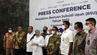 Penyerahan data calon penerima bantuan subsidi upah juga dihadiri oleh Wakil Menteri Ketenagakerjaan Adriansyah Noor dan Direktur Perencanaan Strategis dan TI BPJS Ketenagakerjaan Pramudya Iriawan Buntor.