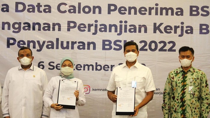 Kemnaker Terima Data Calon Penerima BSU dari BPJS Ketenagakerjaan Menteri Ketenagakerjaan RI Ida Fauziyah (kedua dari kiri) bersama Direktur Utama BPJS Ketenagakerjaan Anggoro Eko Cahyo (kedua dari kanan) memperlihatkan dokumen Perjanjian Kerja Bersama antara Kementerian Ketenagakerjaan dan BPJS Ketenagakerjaan tentang penyerahan data pekerja untuk keperluan Bantuan Subsidi Upah Tahun 2022. Turut hadir mendampingi Wakil Menteri Ketenagakerjaan Adriansyah Noor (paling kiri) dan Direktur Perencanaan Strategis dan TI BPJS Ketenagakerjaan Pramudya Iriawan Buntor (paling kanan).