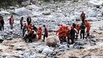 Potret Evakuasi Korban Gempa di China, Meniti Jembatan Kayu Berbahaya