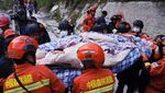 Potret Evakuasi Korban Gempa di China, Meniti Jembatan Kayu Berbahaya