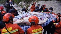 Satu persatu petugas membawa para korban ke pusat pengungsian.  