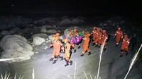 Petugas bekerja meski kondisi sudah mulai gelap dan mengandalkan penerangan lampu buatan. Gempa bumi dengan Magnitudo 6,8 mengguncang area pegunungan di Provinsi Sichuan, China, pada Senin (5/9) siang.