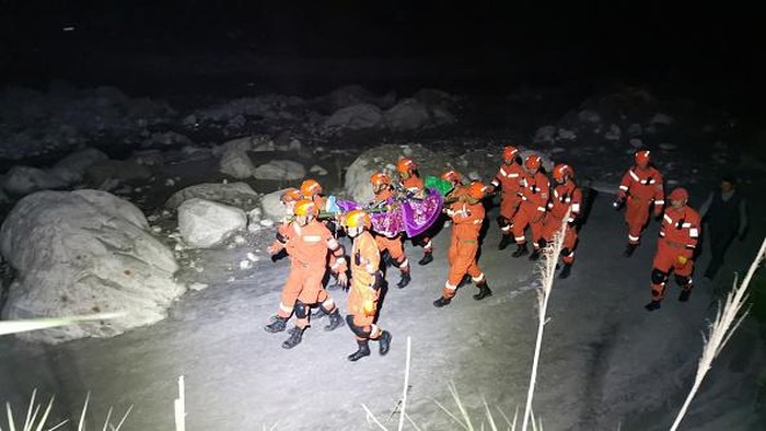 Kerja Keras Tim SAR China Evakuasi Korban Gempa di Pegunungan LUDING, CHINA - SEPTEMBER 05: Rescuers transfer injured and trapped residents from Mozigou village on September 5, 2022 in Luding County, Garze Tibetan Autonomous Prefecture, Sichuan Province of China. A 6.8-magnitude earthquake jolted Luding county in Southwest China's Sichuan province on Monday, killing at least 46 people. (Photo by VCG/VCG via Getty Images)