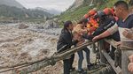 Potret Evakuasi Korban Gempa di China, Meniti Jembatan Kayu Berbahaya