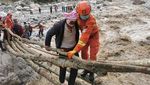 Potret Evakuasi Korban Gempa di China, Meniti Jembatan Kayu Berbahaya