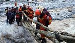 Potret Evakuasi Korban Gempa di China, Meniti Jembatan Kayu Berbahaya