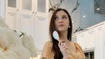 Keseruan Alisia Rininta Saat Bikin Kue hingga Petik Sayur