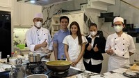 Tak perlu ke restoran, Alisia Rininta bisa makan masakan chef di rumahnya. Begini potret ketika Alisia meminta dua chef datang untuk menyajikan omakase di rumahnya. Foto: Instagram @alisiarininta22