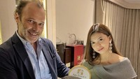 Alisia Rininta juga pernah disambut ketika makan di restoran Italia di Singapura. Alisia tampak bahagia memegang kue dengan topping caviar itu. Foto: Instagram @alisiarininta22