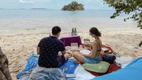 Tak mau melewatkan momen seru, Alisia Rininta dan suaminya menikmati berbagai makanan sambil piknik di pinggir pantai. Seru ya? Foto: Instagram @alisiarininta22