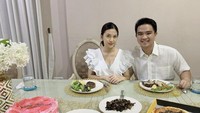 Tampaknya Alisia Rininta cukup sering pergi ke luar dengan suaminya. Inilah momen ketika Alisia makan-makan dalam rangka rayakan ulang tahun pernikahannya. Foto: Instagram @alisiarininta22