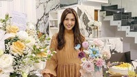 Banyak kue ya di meja dapur Alisia? Semua ini ternyata kue ulang tahun Alisia yang dia dapatkan dari orang-orang tersayang. Bagus kuenya! Foto: Instagram @alisiarininta22