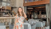 Kalau ini momen ketika Alisia sedang berpose cantik di sebuah kafe. Foto: Instagram @alisiarininta22