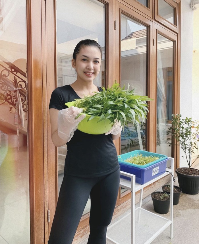 Keseruan Alisia Rininta Saat Bikin Kue hingga Petik Sayur.