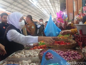 Keliling Lamongan, Khofifah Pantau Solar Nelayan-Cek Harga Sembako