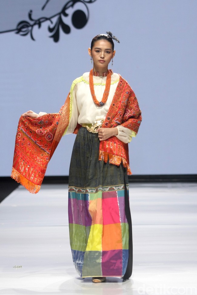 Didi Budiardjo merilis koleksi busana tenun Bugis dalam fashion show berkonsep Pasompe yang artinya Perantau. Didi menggunakan tehnik sobby dan sutera untuk koleksinya terbarunya di JF3 Fashion Festival 2022, La Piazza, Kelapa Gading. Foto: Mohammad Abduh/ Wolipop