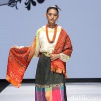 Didi Budiardjo merilis koleksi busana tenun Bugis dalam fashion show berkonsep Pasompe yang artinya Perantau. Didi menggunakan tehnik sobby dan sutera untuk koleksinya terbarunya di JF3 Fashion Festival 2022, La Piazza, Kelapa Gading. Foto: Mohammad Abduh/ Wolipop